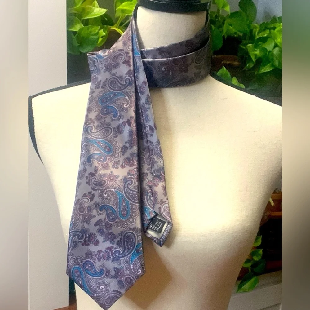 Geoffrey Beene 100% silk Gray Silver Teal Pink Paisley Tie 60